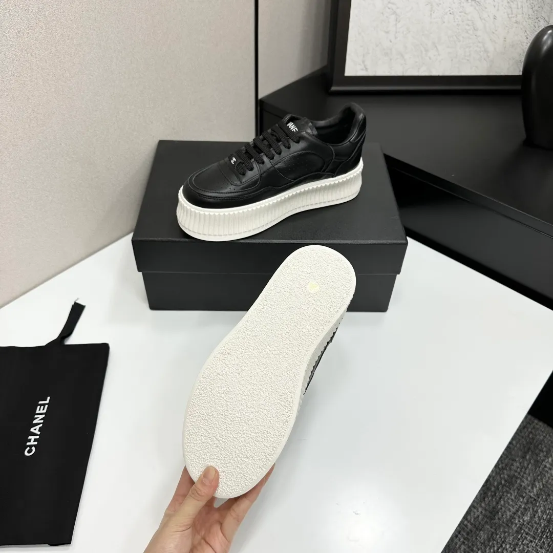 👟👟Ex-factory price 560👟👟Chanel Panda Shoes! 2025 counter's top casual sports shoes. This classic design; the upper is electro-embroidered with a variety of techniques; the outsole is fashionable and sporty; the unusual inclusion of a variety of color matching elements... The diversified mix and match is very good-looking and versatile, and can be used for leisure, fashion, sports, and outdoor... ꫛꫀꪝ Go➫ Materials: ❶Upper made of: original imported first-layer silk cowhide + original waterproof cloth + original first-layer cowhide ❷Inner lining: Breathable mesh ❸ Outsole based on: original TPU combination outsole, full set of boutique packaging for women 35–41